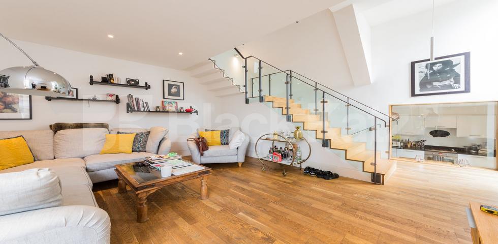 			LET BY!, 2 Bedroom, 1 bath, 1 reception House			 Camden Mews, CAMDEN